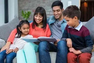 Familia leyendo la Biblia junta